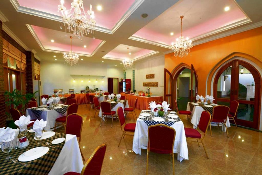 Raza Gyo Hotel Баган Екстериор снимка