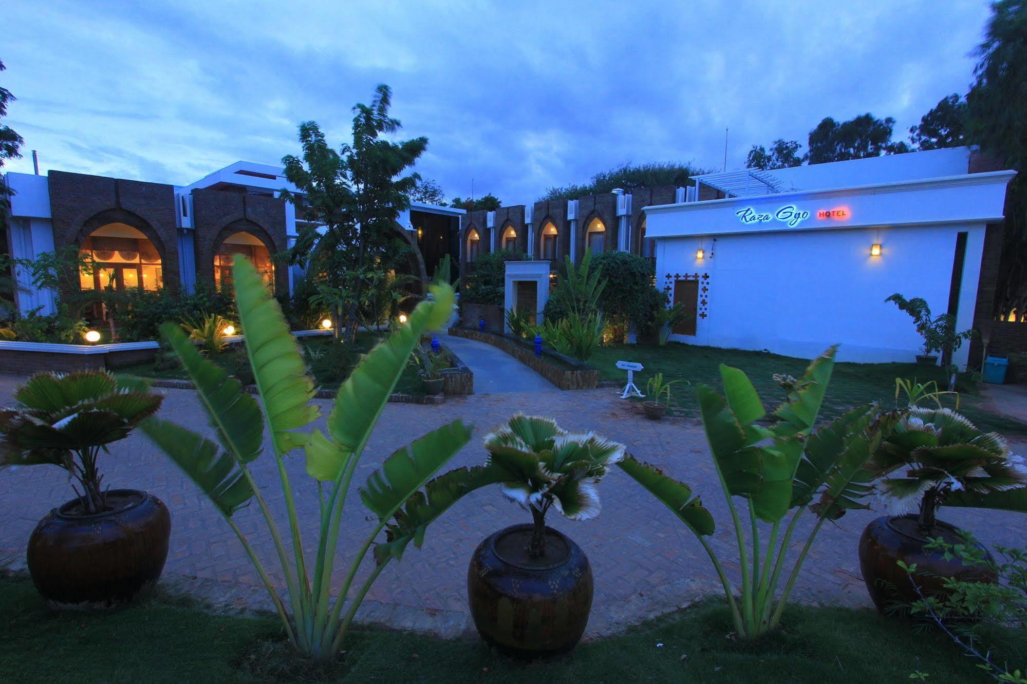 Raza Gyo Hotel Баган Екстериор снимка