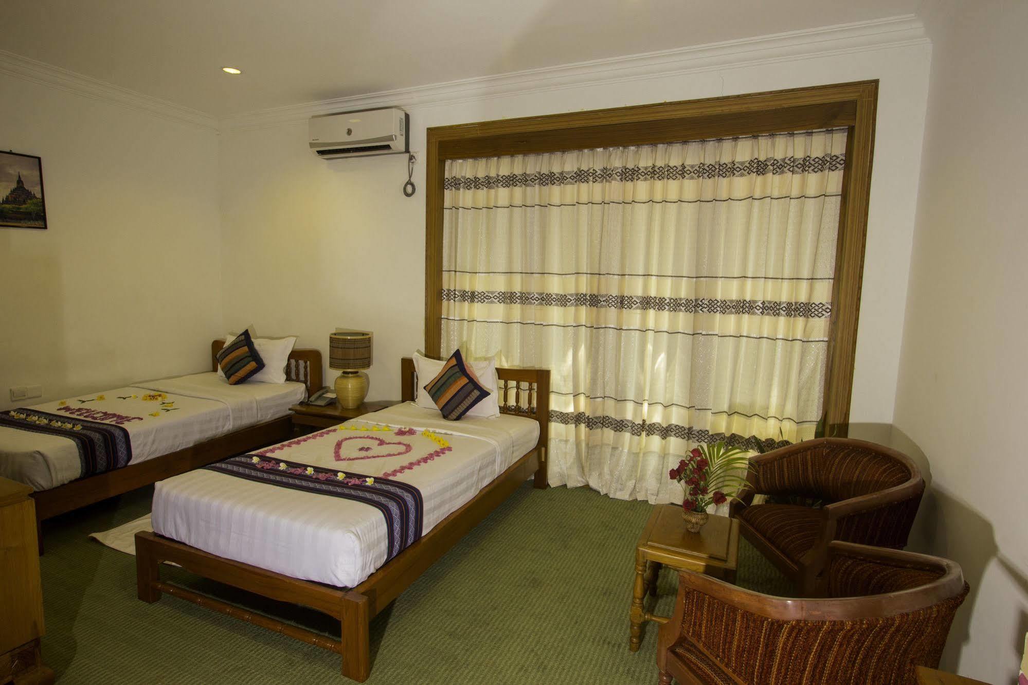 Raza Gyo Hotel Баган Екстериор снимка