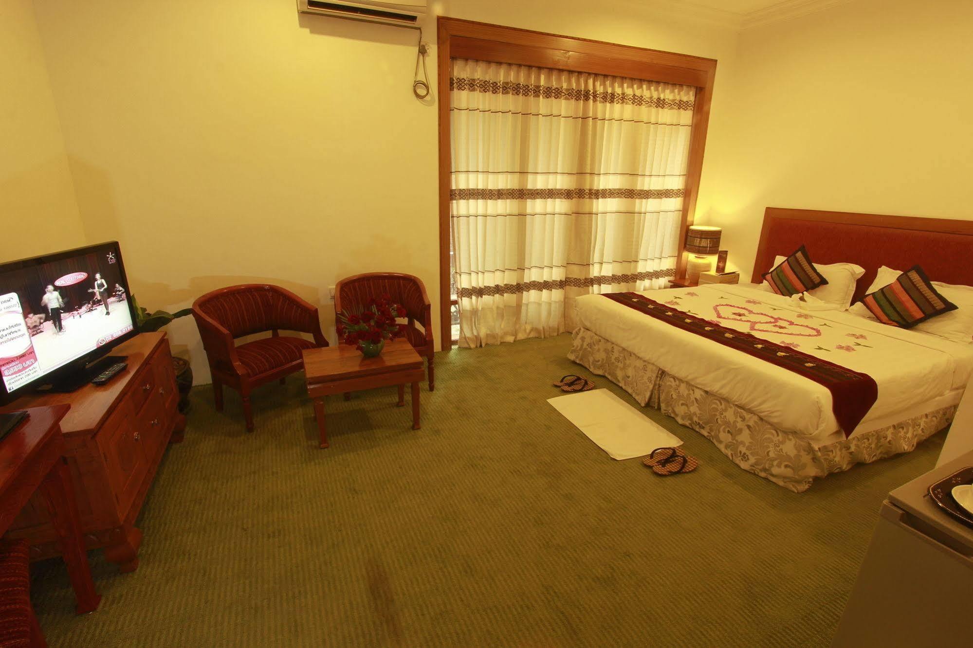 Raza Gyo Hotel Баган Екстериор снимка