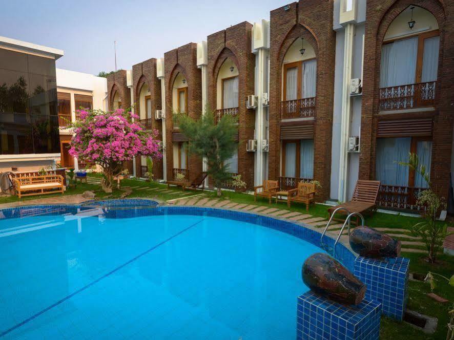 Raza Gyo Hotel Баган Екстериор снимка
