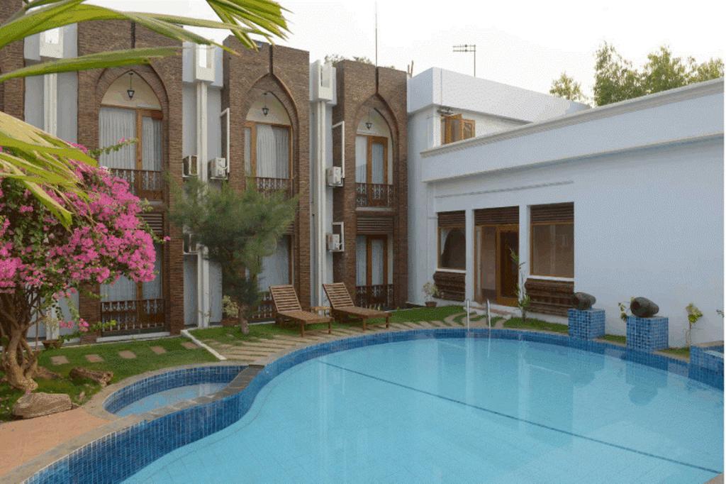 Raza Gyo Hotel Баган Екстериор снимка